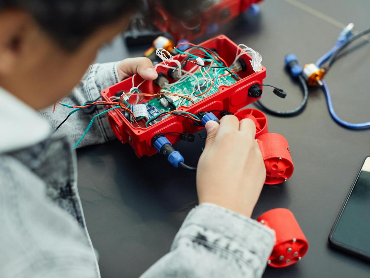 Aprendendo Eletrônica na Prática: Como Criar um Circuito Elétrico Básico com seu&nbsp;Filho